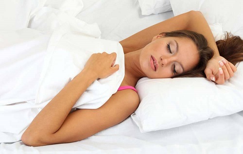 Femeie care doarme și experimentează lucruri ciudate în timpul somnului