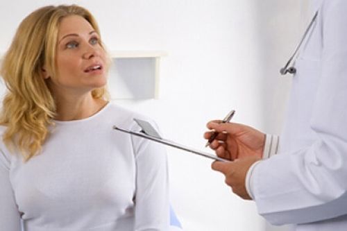 Medic prezentându-i unei paciente ficatul gras și principalele sale cauze