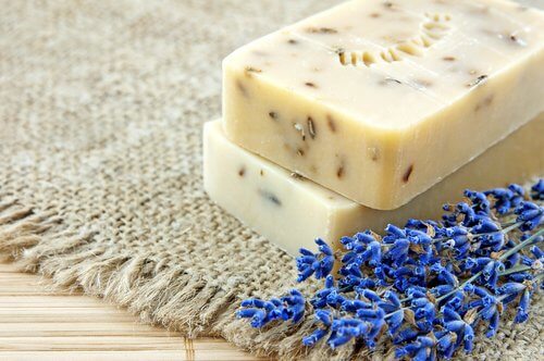 Florile de lavandă sunt remedii naturale pentru mâini umflate