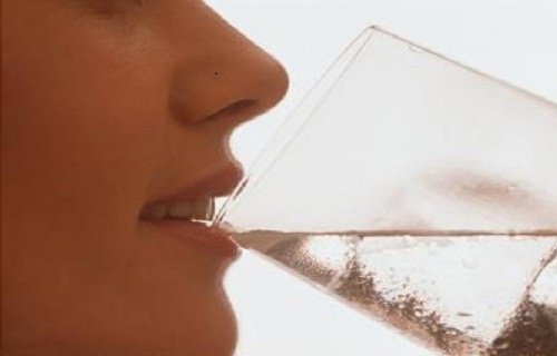 Hidratarea pe lista de remedii naturale pentru febră