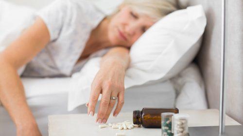 Pacientă luând medicamente