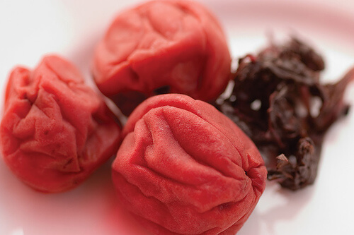 Prune umeboshi folosite pentru a prepara cartofi prăjiți sănătoși