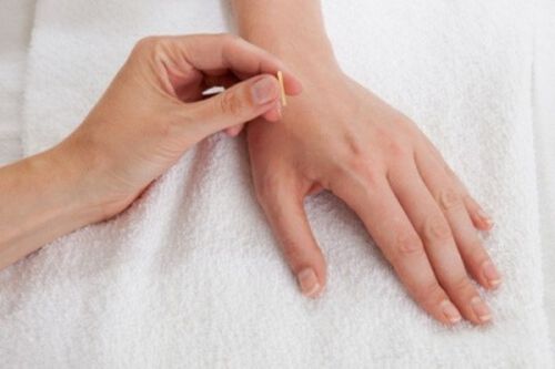 Scăpaţi de durerea sciatică presând punctul Ling Gu