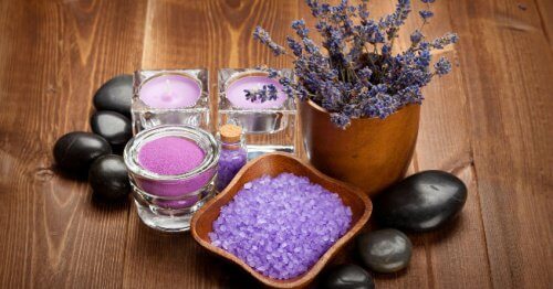 Remedii naturale pentru mâini umflate precum uleiul de lavandă