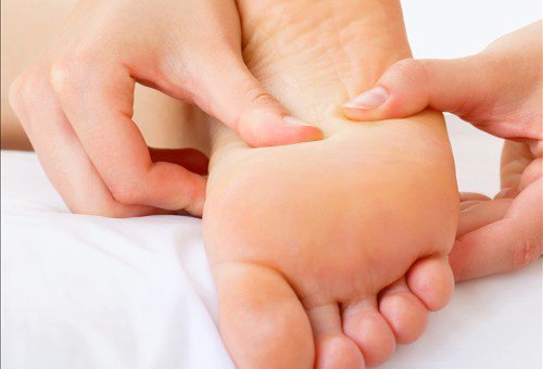 Remedii pentru bătăturile de la picioare aplicate cu un masaj