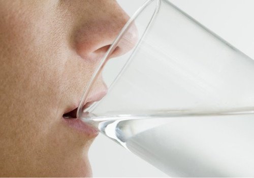 Pentru o respirație cu miros plăcut, bea mai multă apă