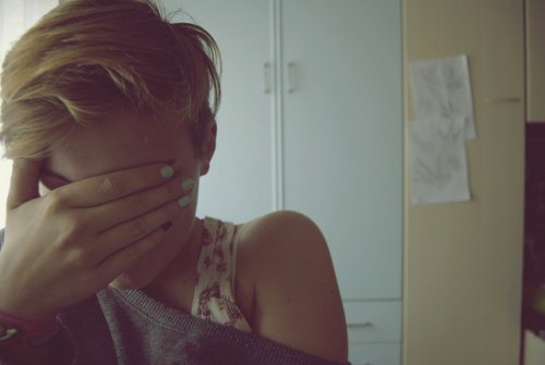 Tânără care suferă de anxietate