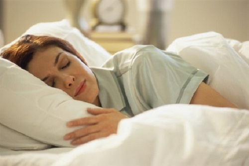 Tănără ce folosește tratamente pentru apneea în somn