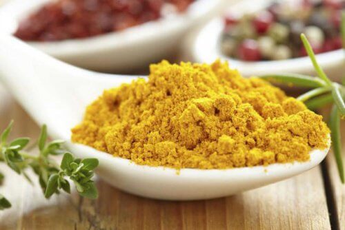 Lingură de curcuma