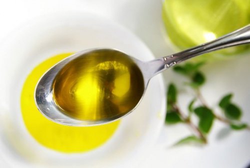 Aplică ulei de măsline dacă vrei să ai gene mai lungi