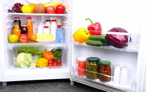 Utilizările bicarbonatului de sodiu pentru îndepărtarea mirosurilor din frigider