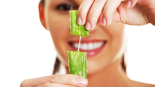 Femeie folosind gel de aloe vera