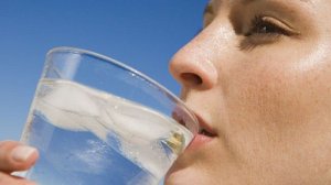 cât de mult trebuie sa bei apa în varicoza
