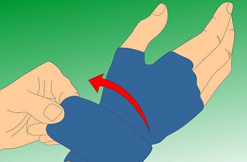 Degetele umflate pot fi tratate cu mănuși de compresie