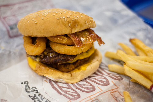 Fast food-urile sunt alimente interzise în celulită