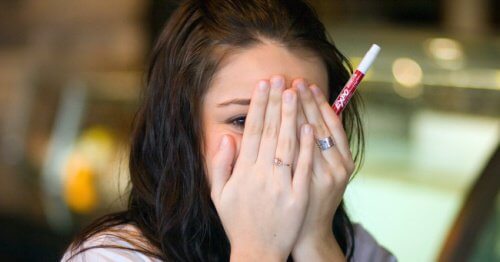 Fată care îți acoperă fața cu mâinile