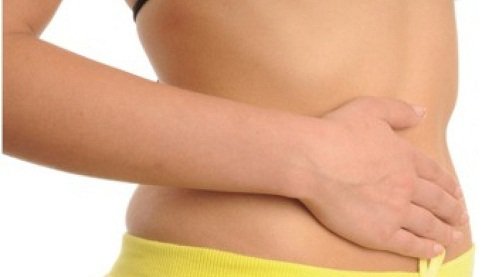 Femeie cu mâna pe abdomen
