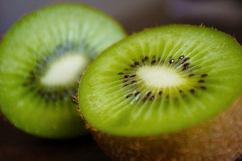 Kiwi ca ingredient într-un smoothei verde pentru slăbit