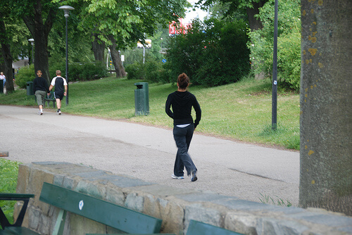 Femeie făcând jogging în parc