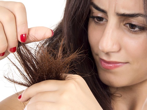 9 măști care te ajută să remediezi părul uscat