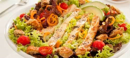Semințele de in pot fi incluse într-o salată
