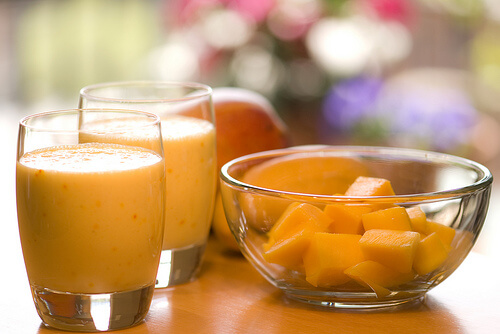 Un pahar de smoothie oranj e bun pentru sănătate