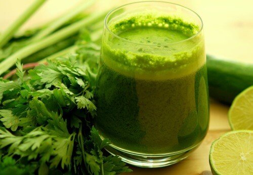 Scapă de grăsime cu un pahar de smoothie verde - Doza de Sănătate