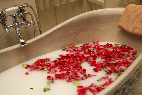 O baie relaxantă te ajută să alungi stresul din viața ta