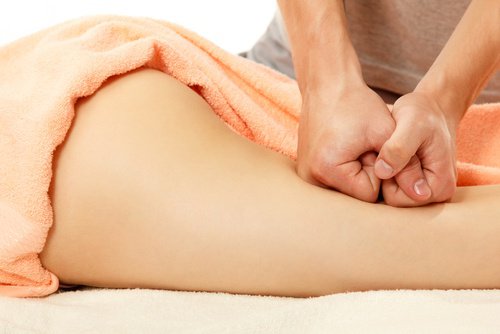 Celulita poate fi redusă prin masajul cu ulei de scorțișoară