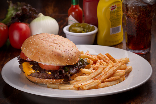 Mâncare fast food ce produce pielea flască