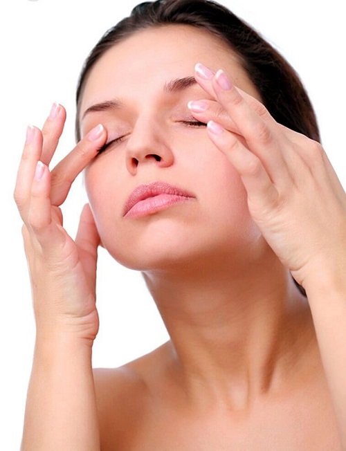 Masaj facial pentru întinerirea ochilor