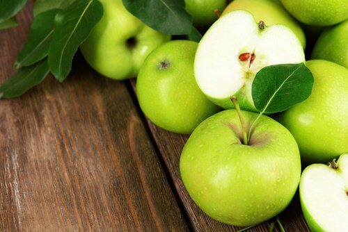 Consumul de mere verzi este benefic la menopauză