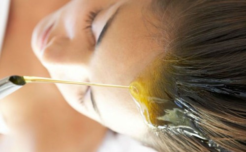 Tratamentul cu ulei fierbinte este benefic pentru păr