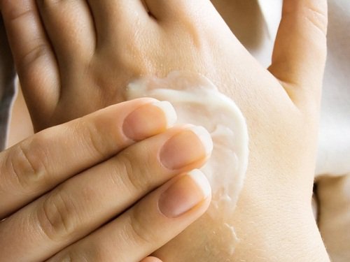 Unguent VapoRub aplicat pe mâini