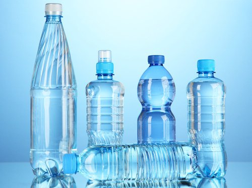Pericole ale consumului de apă îmbuteliată în sticle de plastic