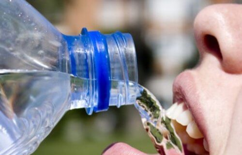 5 pericole ale consumului de apă îmbuteliată