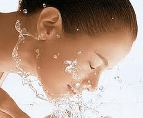 Consumul de apă pe stomacul gol este benefic pentru piele