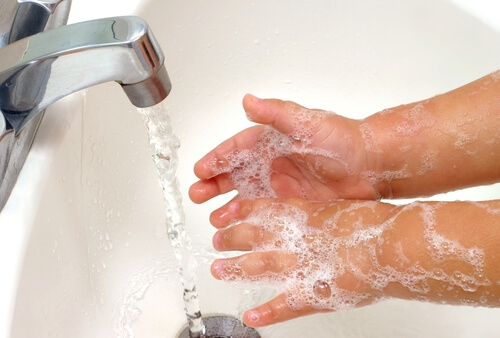 Spălatul pe mâini te scapă de bacteriile prezente pe bani