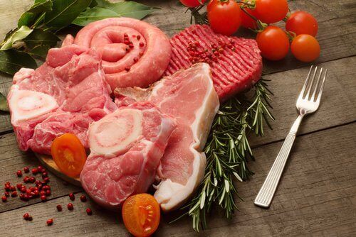 Consumul excesiv de carne roșie afectează stomacul