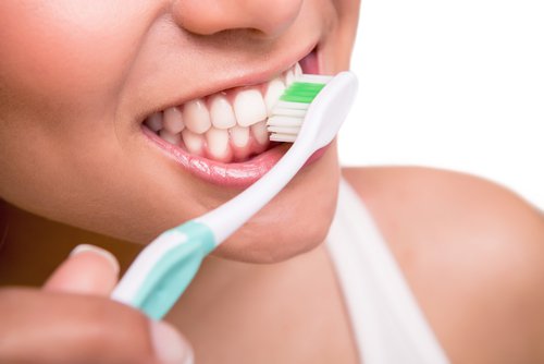 Moduri de a folosi apa oxigenată pentru curățarea dinților