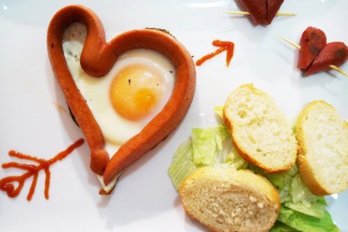 Poți să prepari ouă în formă de inimă cu crenvurști