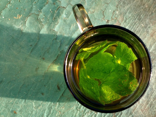 Menta reduce pungile de sub ochi
