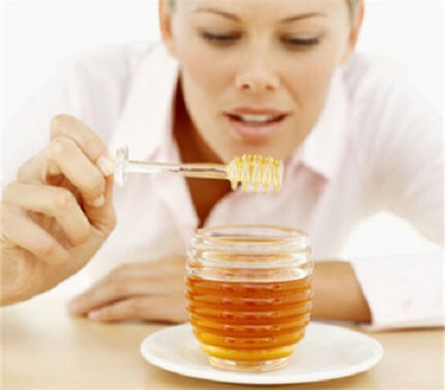 Folosește miere de albine pentru exfolierea pielii