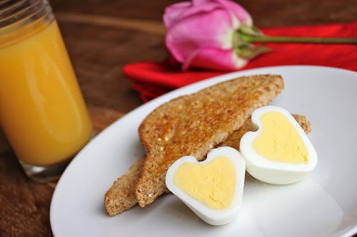 Cum să prepari ouă în formă de inimă