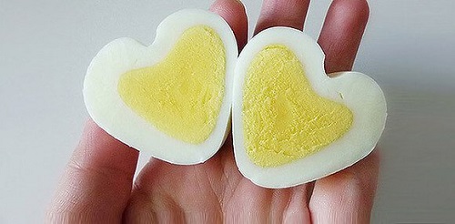 Este distractiv să prepari ouă în formă de inimă