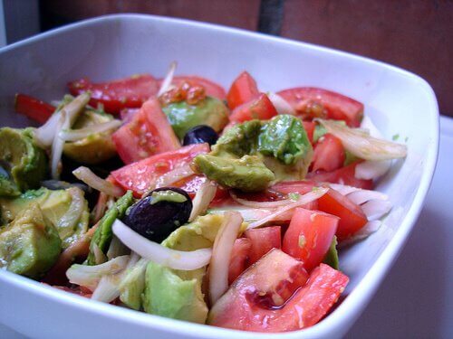 Cum să prepari o salată detoxifiantă cu roșii, ceapă și avocado