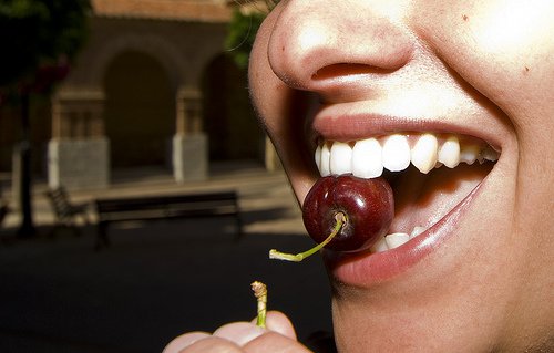 Există numeroase remedii naturiste pentru a trata scrâșnitul din dinți
