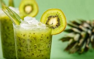 Slăbește cu un smoothie cu salată și kiwi
