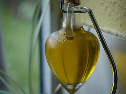 Uleiul de măsline în recipient de sticlă