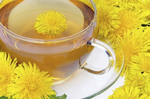Ceaiul de păpădie este una dintre cele mai eficiente băuturi detoxifiante pentru slăbit